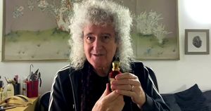 Гитарист Queen порадовал ценителей эксклюзива парфюмом с запахом барсука
