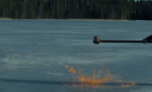 Выливаем расплавленный металл на лед замерзшего озера и проверяем кто кого
