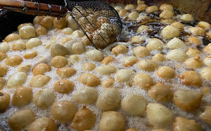 Как узбекские повара жарят картошку: сначала в холодный казан, потом в горячий
