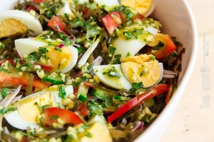 Вкусный и быстрый салат из морской капусты с яйцом