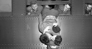 Любовь во время войны: 30 фото о том, как провожают и встречают солдат