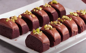 Превращаем 400 граммов печенья в шоколадный торт: разминаем вместо теста и добавляем какао