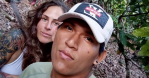 33-летняя влюбленная британка обосновалась в джунглях с 19-летним местным бойфрендом