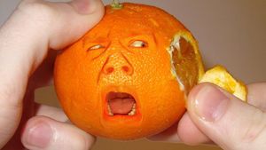 Цитрусовое безумие: четверо китайцев из-за жадности съели сразу 30 кг апельсинов