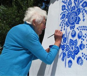 90-летняя чешская бабушка превратила целую деревню в настоящее произведение искусства