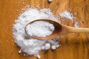 Попробуйте мыть пол с солью: сплошные преимущества