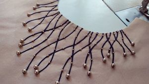 Изящный вырез-ожерелье с помощью обычной нитки