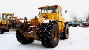 Трактор Кировец в условиях жесткой снежной зимы: опасная работа на видео