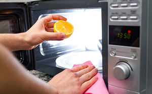 Чистим микроволновку от жира: кладем внутрь половину лимона на 10 минут