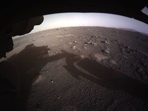 NASA опубликовала видео со звуком с Марса и первые цветные фото с высоким разрешением.