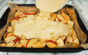 Заливной пирог из яблок за 40 минут. Нарезаем яблоки и заливаем миской жидкого теста