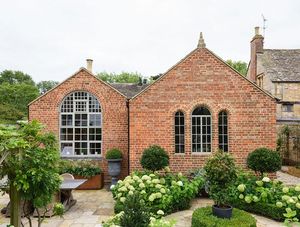 Светлый дом с очаровательным садом в здании бывшей школы в Англии