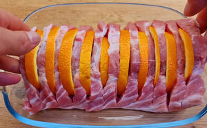 Делаем на мясе надрезы и фаршируем апельсиновыми дольками. Обычная свинина стала ресторанной