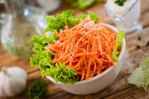 Салат из моркови со сметаной и чесноком - проще не придумаешь!