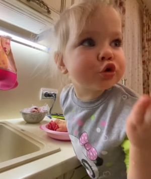 2-летняя дочь Леры Кудрявцевой отругала маму за грязную посуду