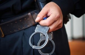 Как полиции надеть наручники на однорукого человека при задержании
