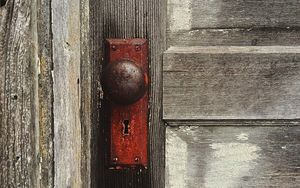 Магическая защита дома: защитные ритуалы на входную дверь