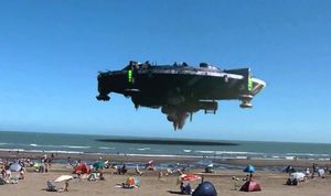 Огромный корабль НЛО до смерти напугал туристов на пляже во Флориде...