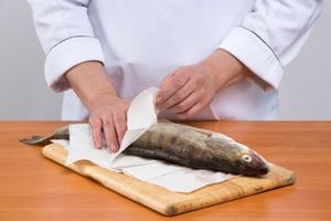 Легкий способ, как быстро почистить рыбу без ножа и остаться с чистыми руками