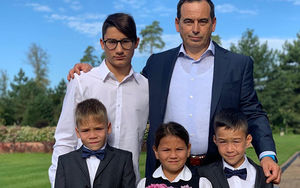 Миллиардер Роман Авдеев, будучи отцом шестерых детей, усыновил еще17