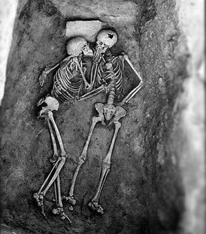 Поцелуй влюбленных, которому 2,8 тысячи лет, выглядит именно так