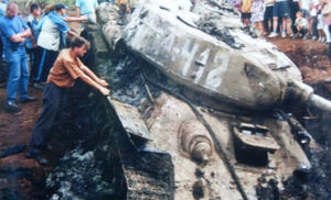 Т-34 лежал в болоте с войны: достали и попробовали завести