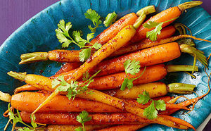 Обычная морковь становится деликатесом, если запечь ее в духовке. 40 минут и блюдо на столе