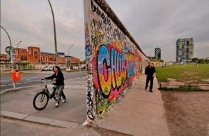 Зачем построили Берлинскую стену и какое влияние она оказала на жизнь простых немцев