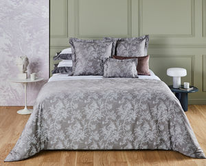 Какие комплекты постельного белья предлагает компания Yves Delorme для тепла и уюта