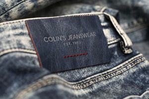 Декор или неотъемлемый атрибут: зачем на джинсы пришивают этикетку сзади