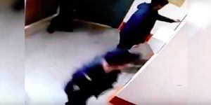 Полицейский из шалости нарисовал на стене пенис (видео)