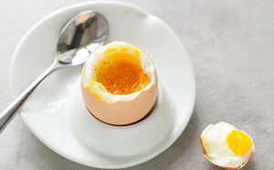 Варим яйца так, чтобы все витамины остались внутри. Быстро кипятим, а потом сразу выключаем и ждем