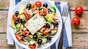 Хориатики не хотите? Учимся готовить настоящий «Греческий» салат