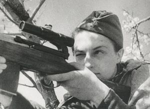 Почему из-за смерти любимого Людмила Павличенко не могла стрелять в немцев