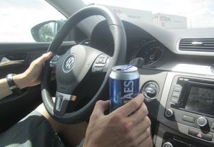 Можно ли распивать алкогольные напитки сидя за рулем припаркованного автомобиля