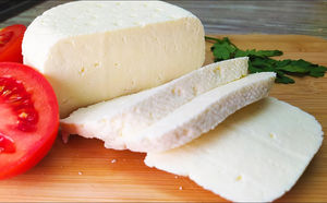 Делаем твердый сыр из 3 литров магазинного молока. Закваска не требуется, вместо нее берем 3 ложки уксуса