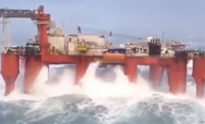 Идеальный шторм в Атлантике сняли на видео с борта огромной нефтяной платформы