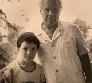 Егор Бероев опубликовал фото деда и бабушки с Юрием Гагариным
