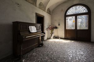 Когда умолкла музыка: печальные пианино в заброшенных зданиях