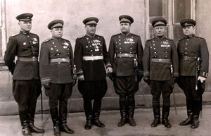 Для чего на брюках советских офицеров были нужны странные «расширения» на бедрах