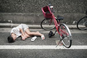 Просто устал: почему лежащие на улицах пьяные японцы никого не смущают