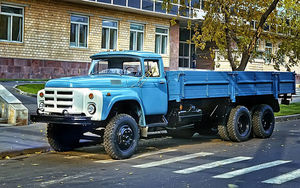 Почему кабина советского ЗИЛ-130 имела исключительно голубой цвет