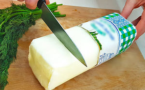 Сыр-намазка из одного ингредиента: просто заморозили магазинный кефир и добавили вкус приправами