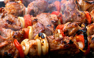 Принципы маринования мяса от шефа: подходит для стейков, гриля и шашлыка на мангале