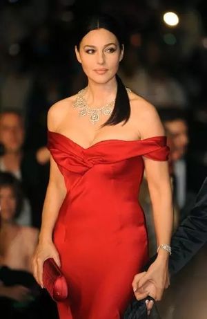 56-летняя Беллуччи появилась на обложке французской версии Madam Figaro в платье за 1,8 миллиона