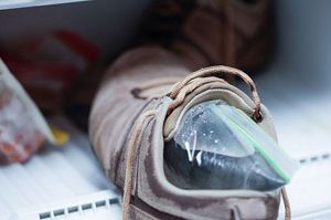 Как растянуть обувь при помощи воды и обычного пластикового пакета