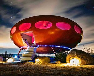 Ночлег на НЛО в пустыне в глэмпинге Area 55 Futuro House