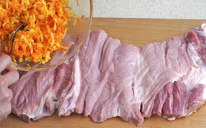 Трем на терке морковь и сыр, а потом используем смесь как маринад для мяса