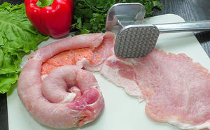 Подготавливаем килограмм отбивных из свинины, но не жарим по отдельности, а сворачиваем рулетом