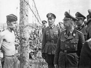 «Комиссар, коммунист, еврей»: как немцы сортировали пленных красноармейцев